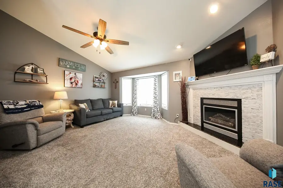 908 S Blaine St, Lennox, SD 57039 - #3