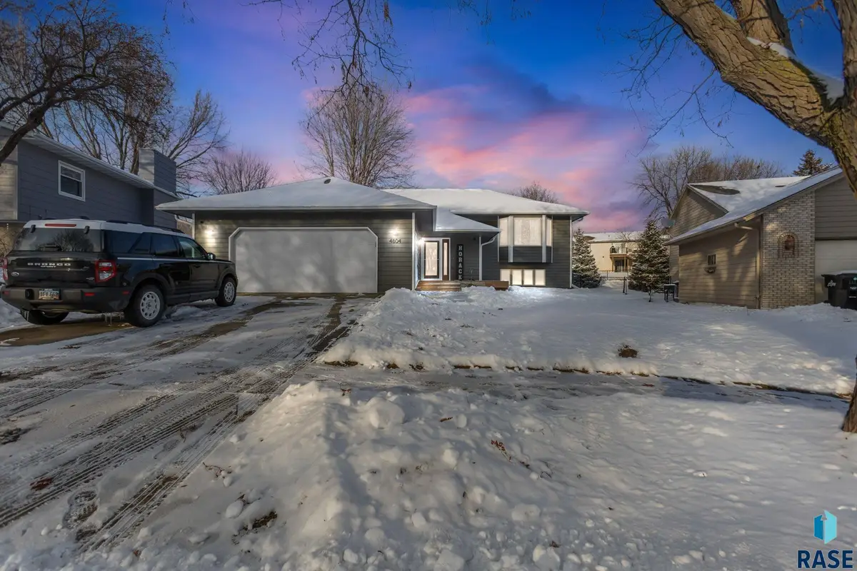 4804 E Blueridge Dr, Sioux Falls, SD 57110 - #1