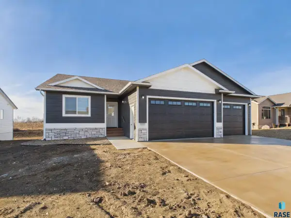 1011 Greyhawk Ct, Harrisburg, SD 57032