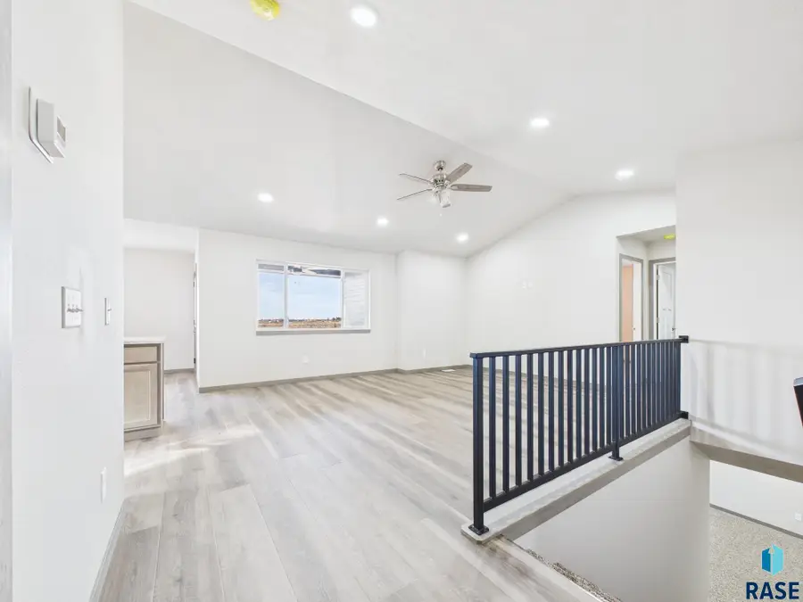 1011 Greyhawk Ct, Harrisburg, SD 57032 - #3