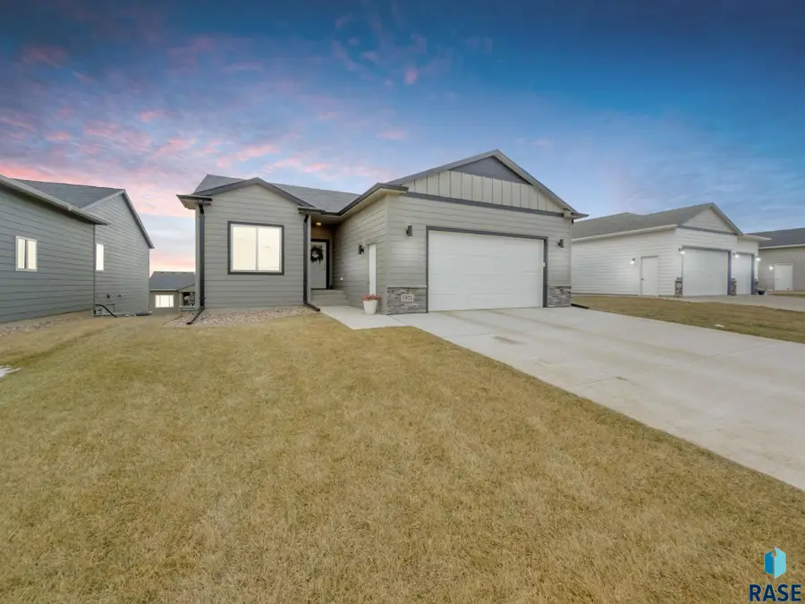 7821 E 44th St, Sioux Falls, SD 57110 - #2