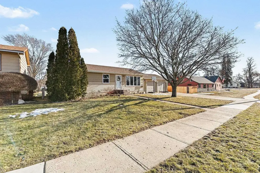 418 N Union Ave, Madison, SD 57042 - #3