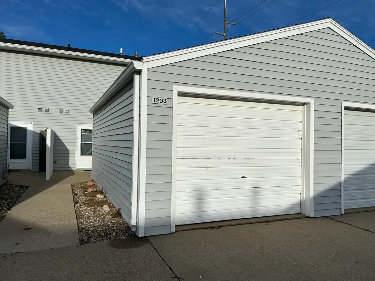 1203 S Newport Pl, Sioux Falls, SD 57106 - #1