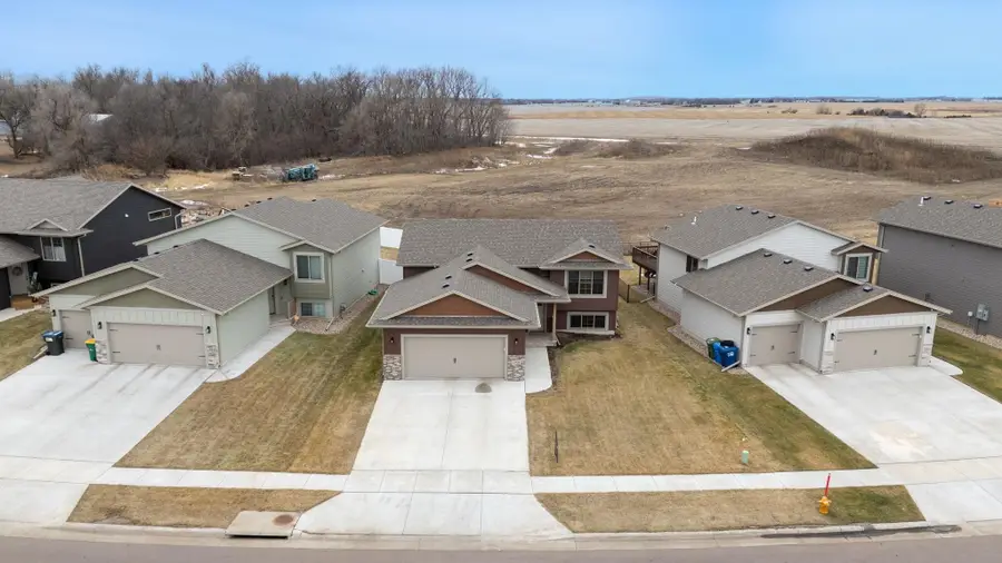 2909 S Lana Dr, Sioux Falls, SD 57106 - #2