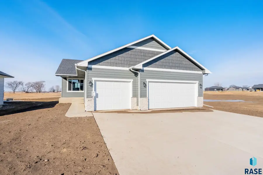 617 N Juniper St, Lennox, SD 57039 - #2