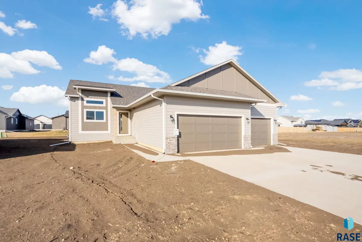 905 N Main St, Lennox, SD 57039 - #1