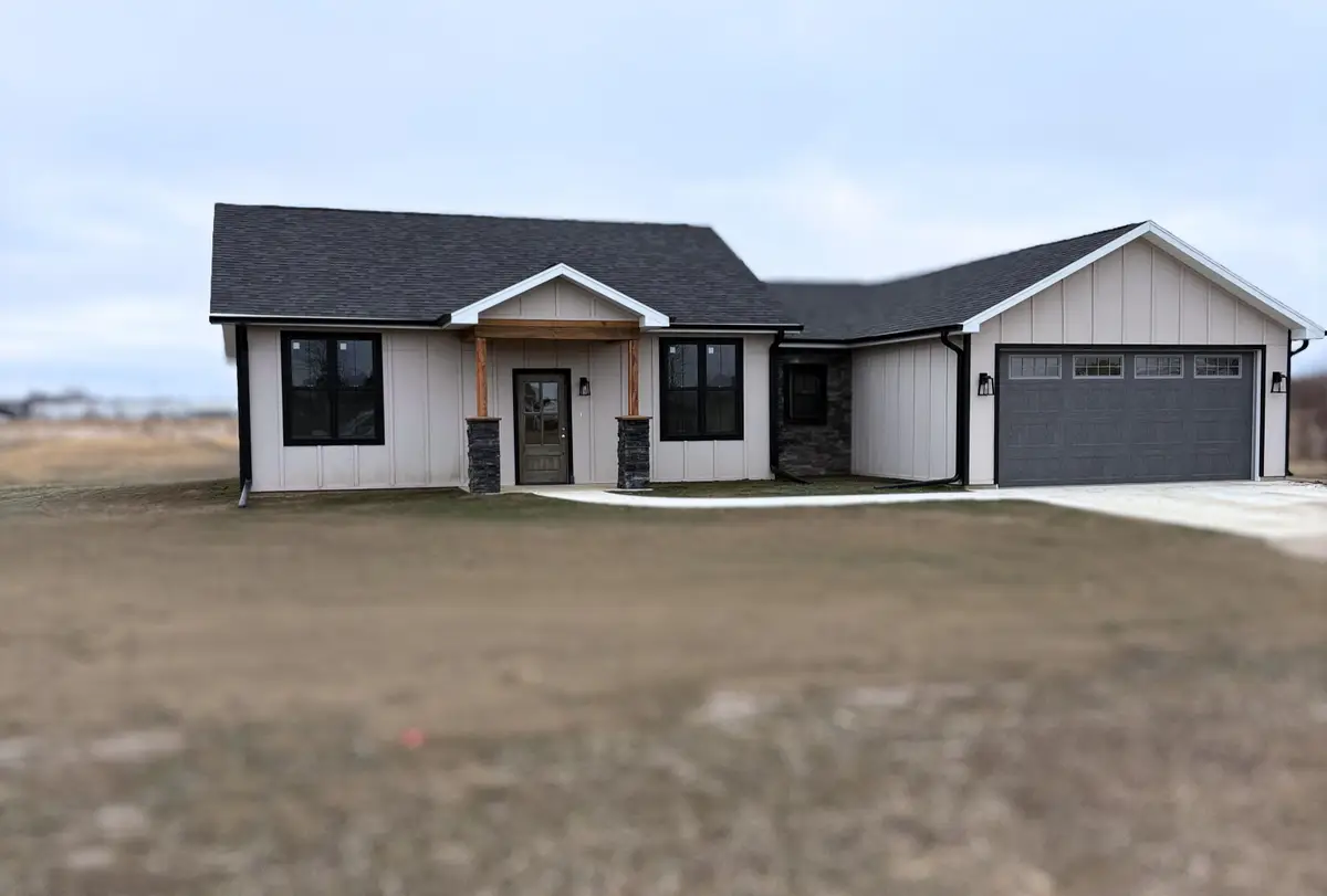 336 Purdue St, Vermillion, SD 57069 - #1