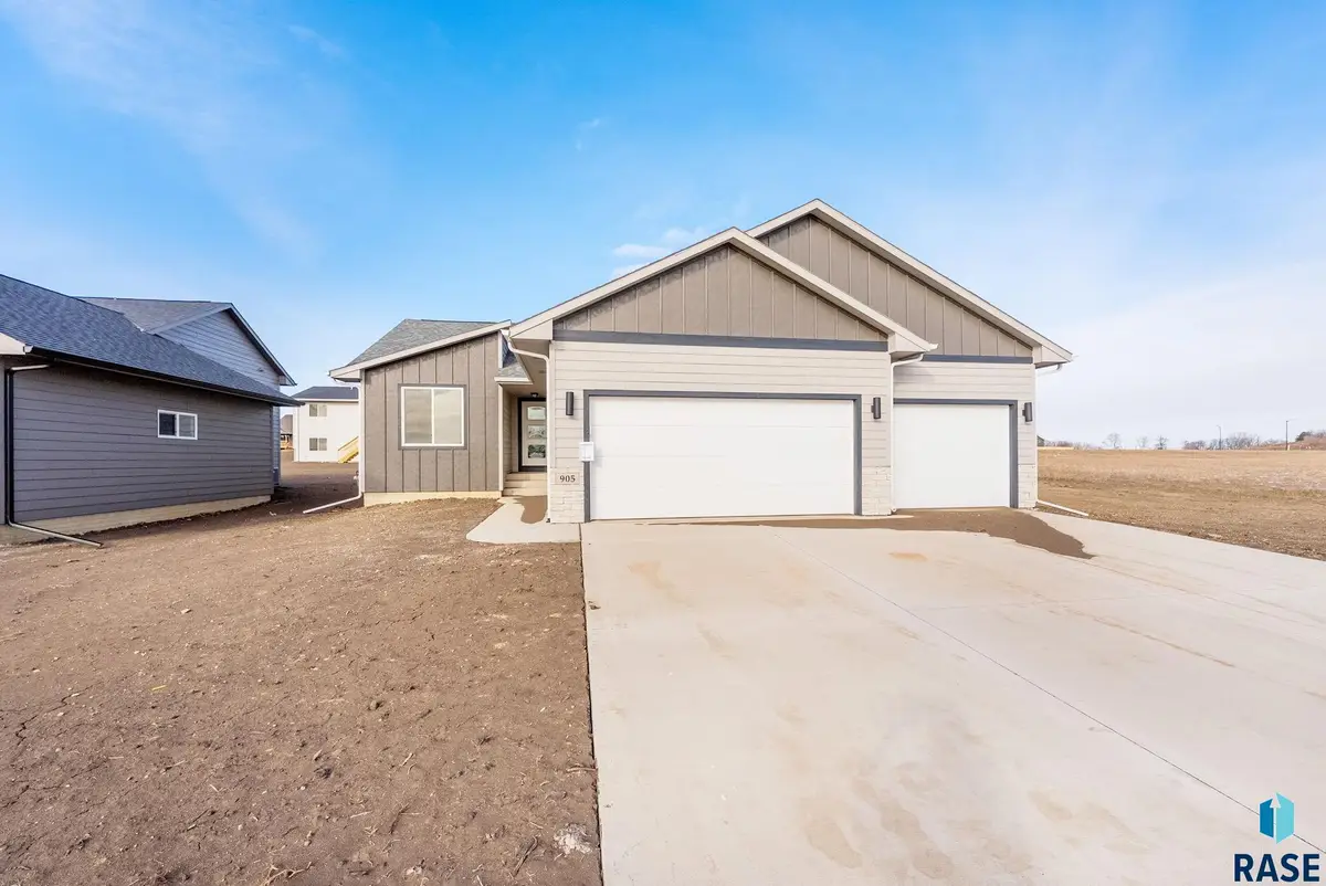 905 N Independent St, Lennox, SD 57039 - #1