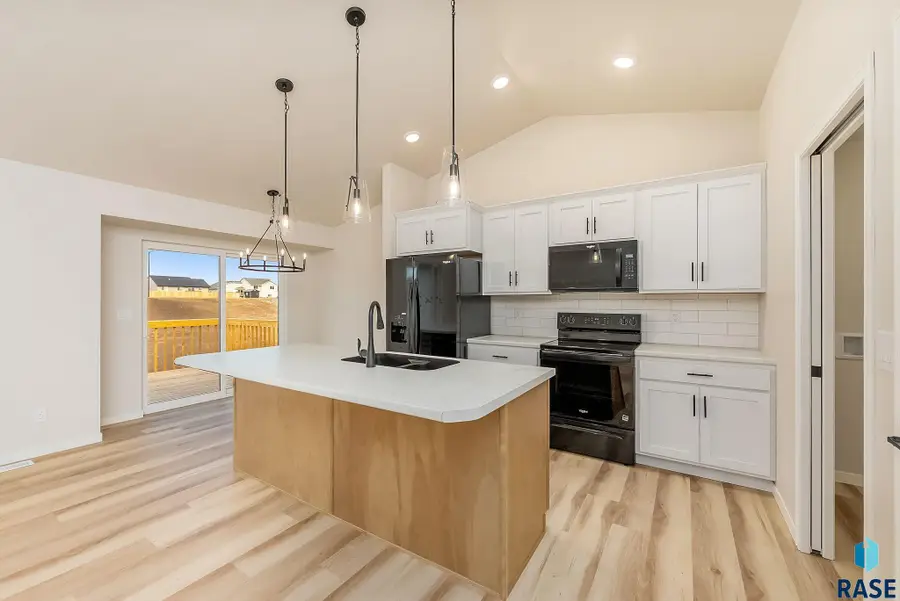 905 N Independent St, Lennox, SD 57039 - #3