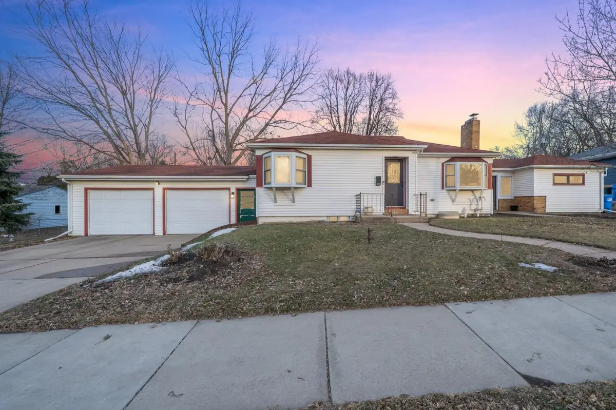 2312 S Phillips Ave, Sioux Falls, SD 57105 - #1