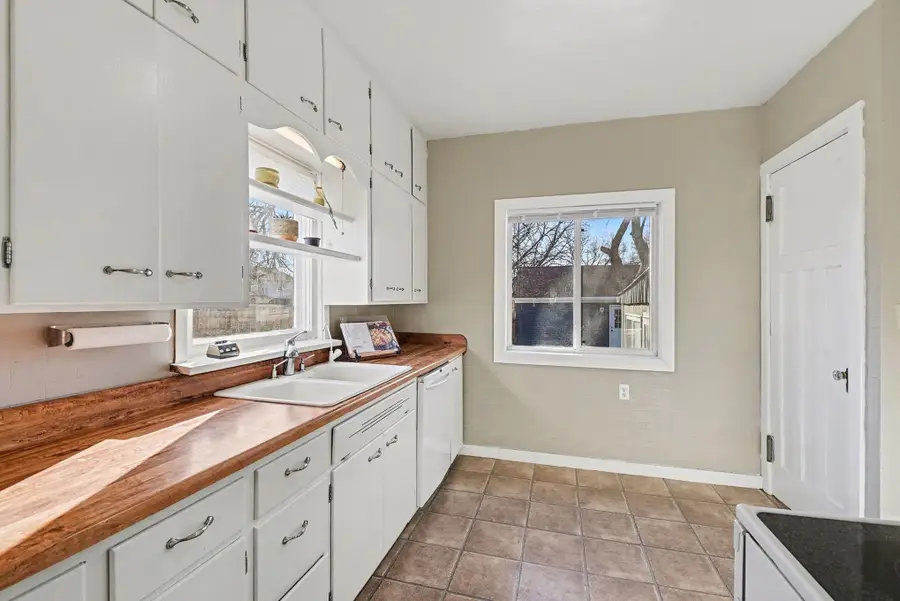 419 W Center St, Madison, SD 57042 - #3