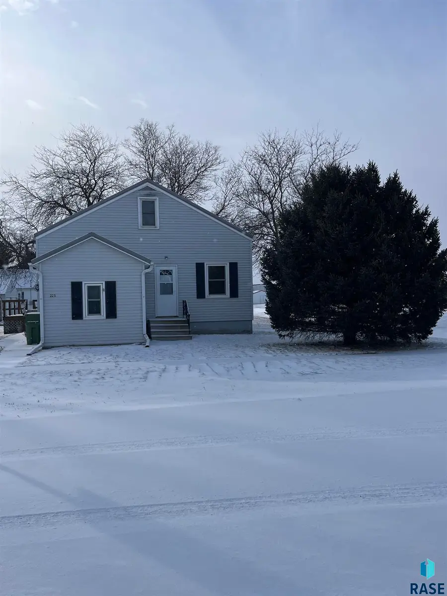 225 W Henry St, Freeman, SD 57029 - #2