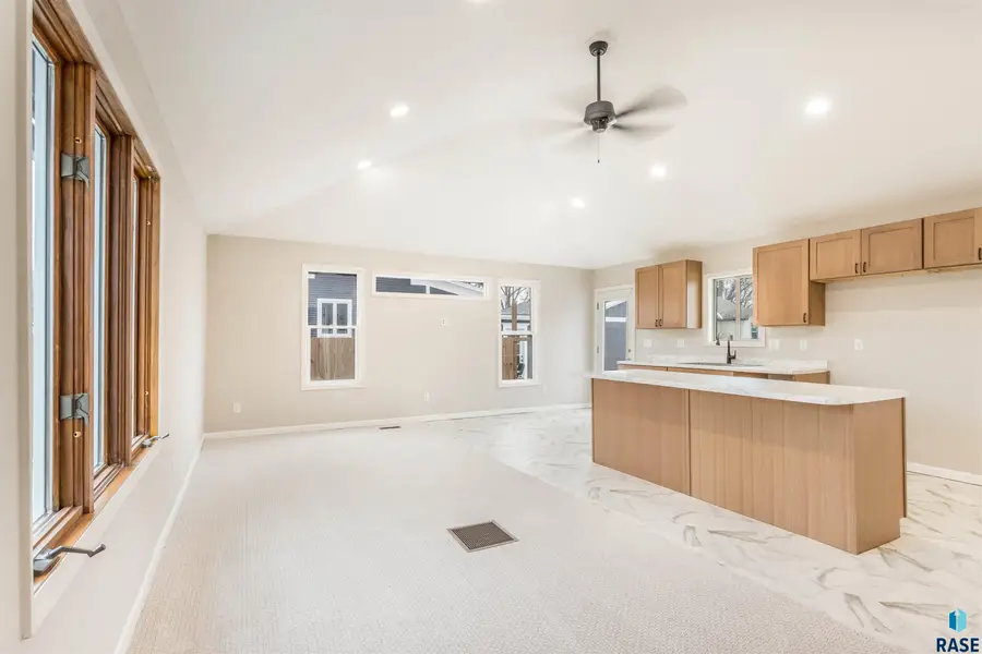 505 W Cedar St, Beresford, SD 57004 - #2