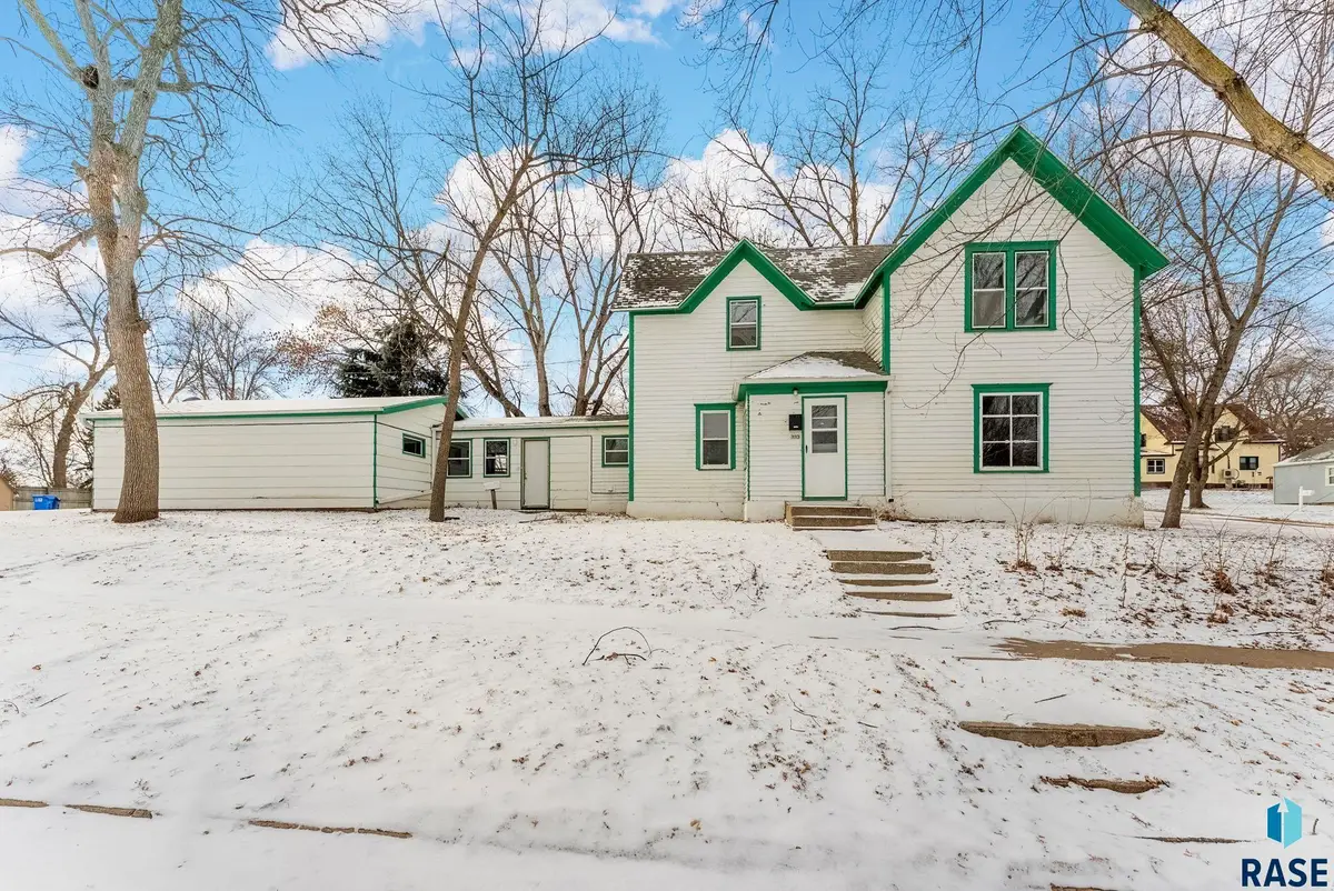 713 N Clark Ave, Dell Rapids, SD 57022 - #1