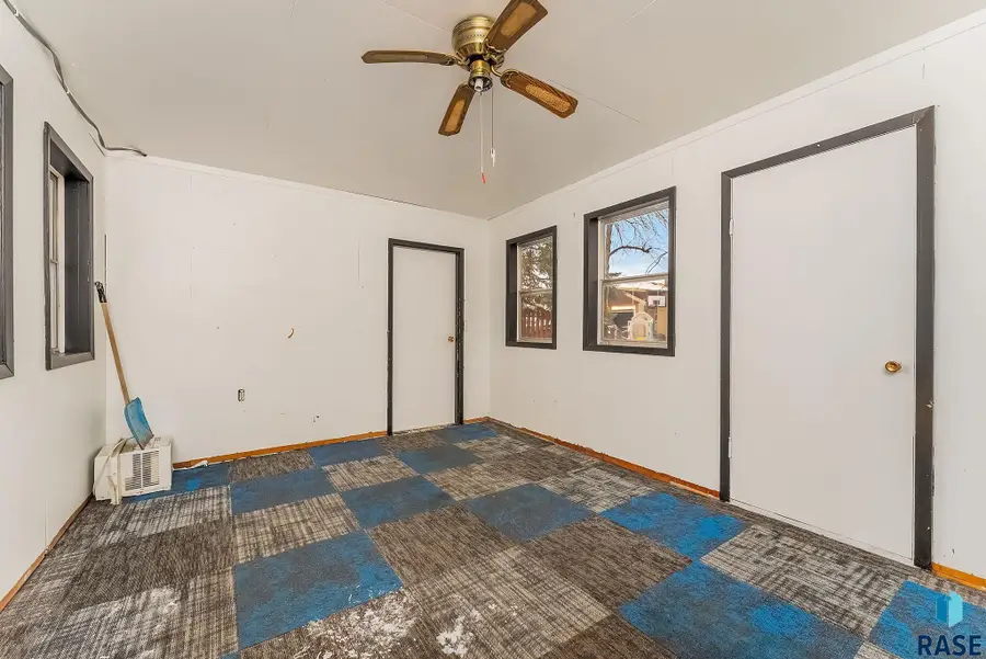 713 N Clark Ave, Dell Rapids, SD 57022 - #2