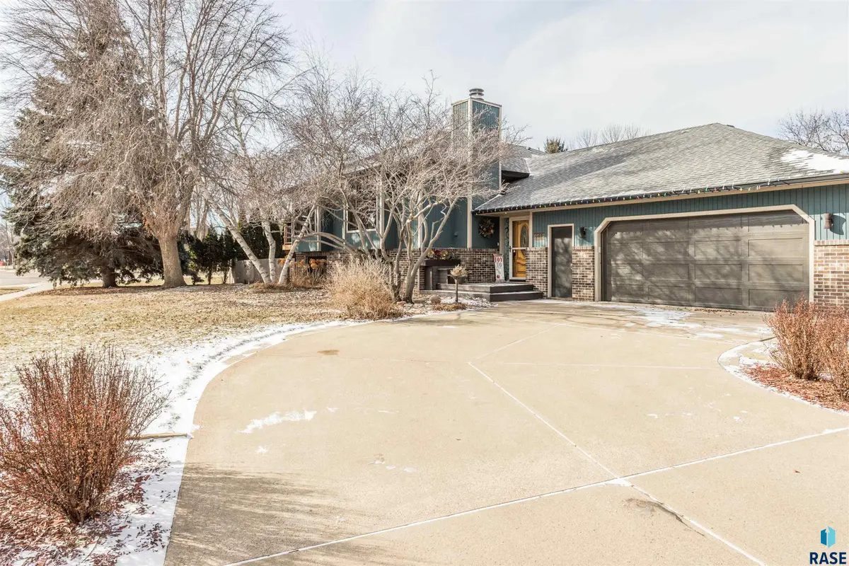 2713 S Harvey Dunn Dr, Sioux Falls, SD 57103 - #1