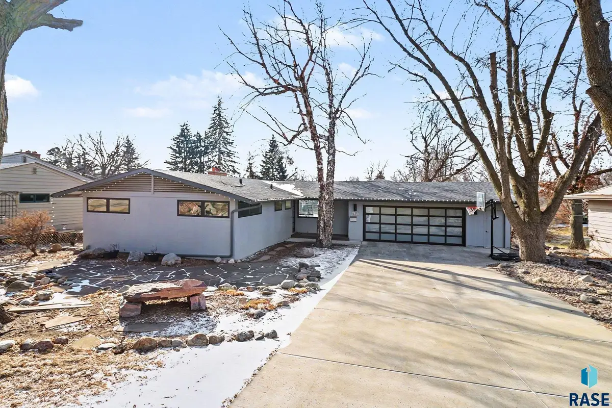 1916 S Austin Dr, Sioux Falls, SD 57105 - #1