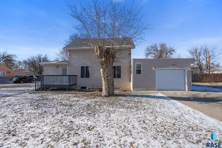1412 E Russell St, Sioux Falls, SD 57103 - #2