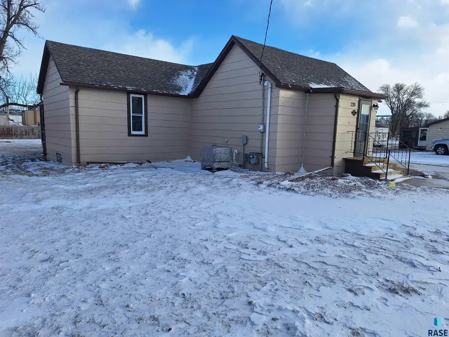 220 N Idaho St, Salem, SD 57058 - #2