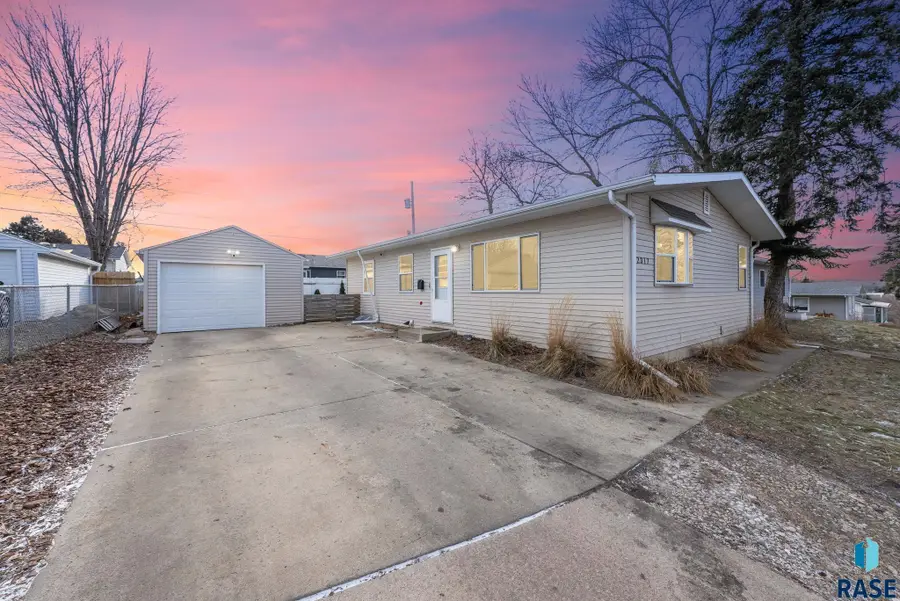 2317 E 18th St, Sioux Falls, SD 57103 - #2