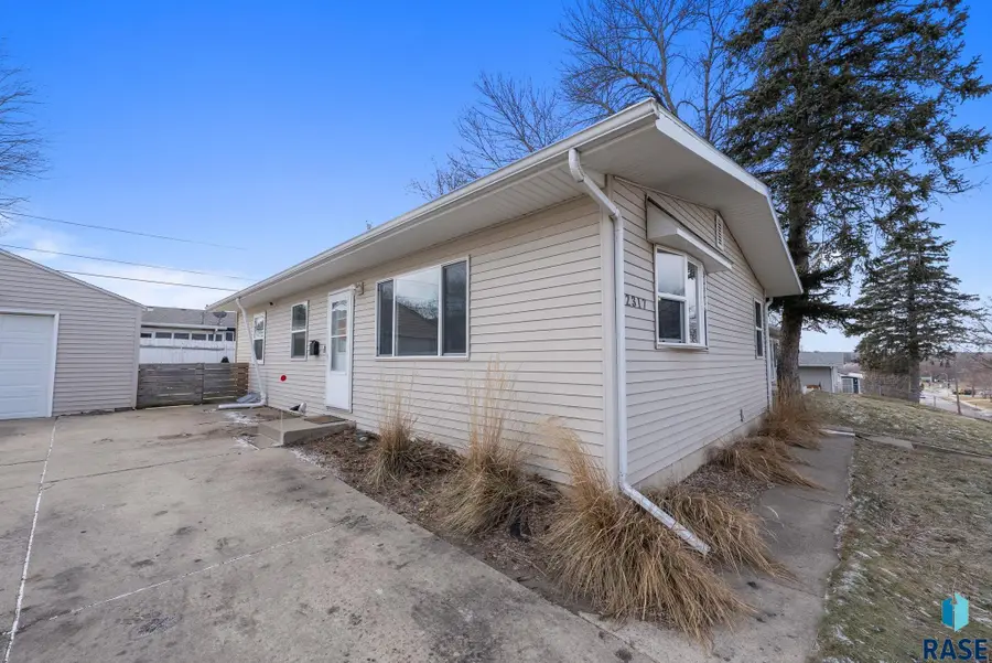 2317 E 18th St, Sioux Falls, SD 57103 - #3
