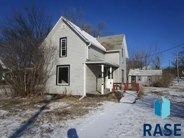 422 E 4th St, Canton, SD 57013