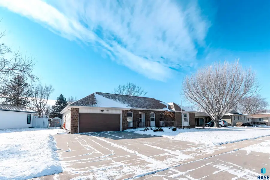 517 E Lotta St, Sioux Falls, SD 57105 - #2
