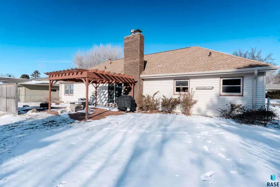 517 E Lotta St, Sioux Falls, SD 57105 - #3