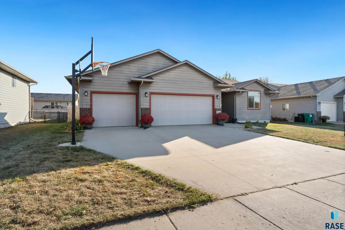 904 Honeysuckle Dr Dr, Harrisburg, SD 57032 - #1