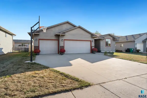 904 Honeysuckle Dr Dr, Harrisburg, SD 57032