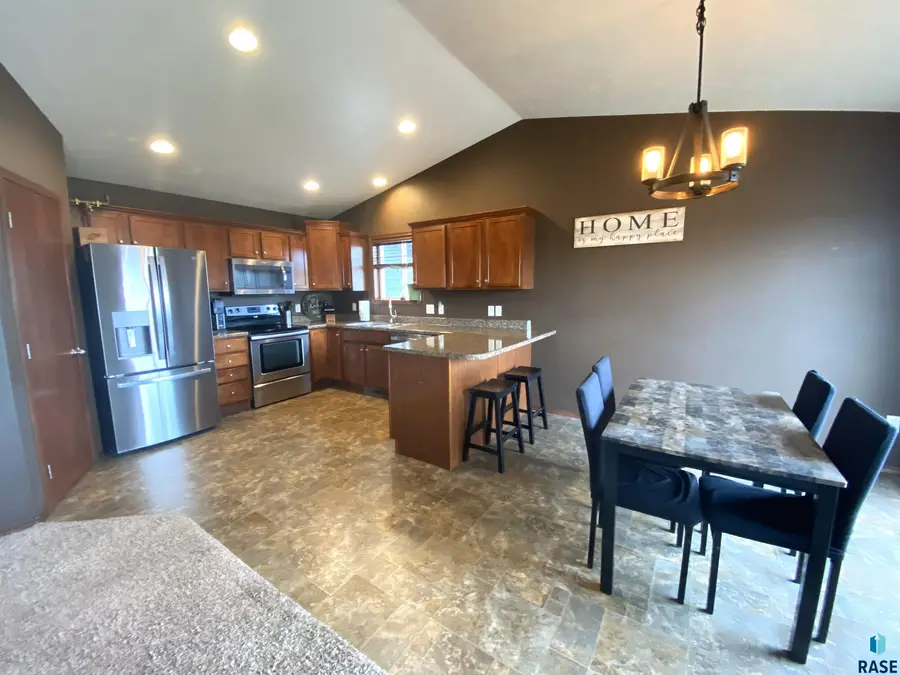 604 S Clearbrook Ave, Sioux Falls, SD 57106 - #3