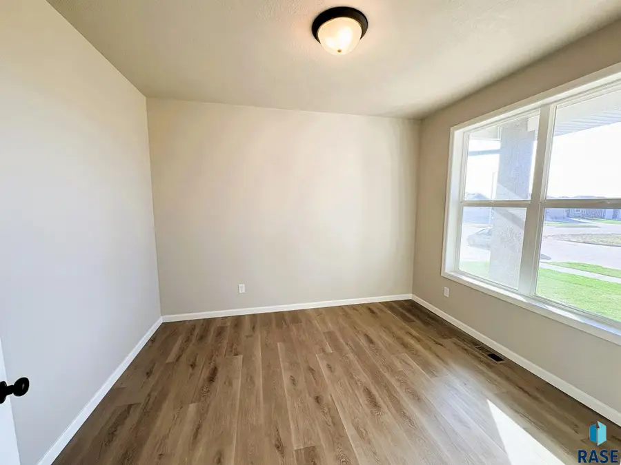 2913 S Copper Creek Ave, Sioux Falls, SD 57110 - #3