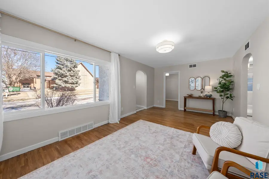 1913 W 13th St, Sioux Falls, SD 57104 - #2