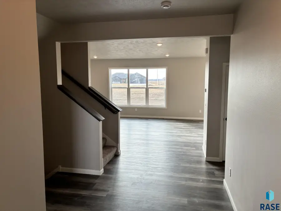 909 S Country Club Ave, Brandon, SD 57005 - #2