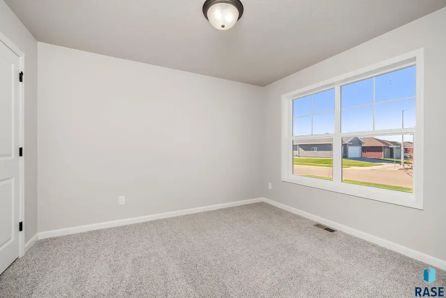 2804 S Copper Creek Ave, Sioux Falls, SD 57110 - #3