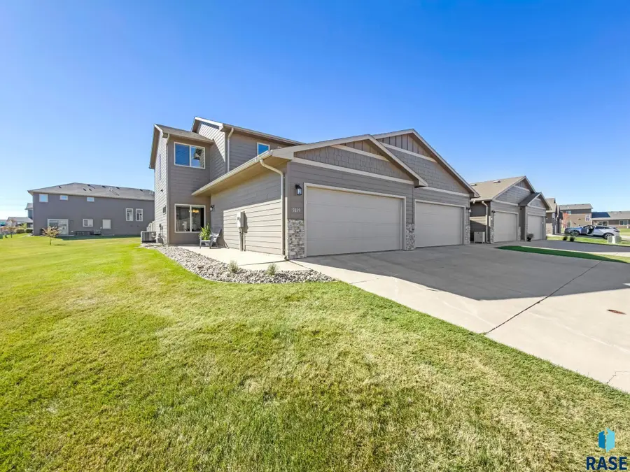 5839 S Bounty Pl, Sioux Falls, SD 57108 - #2