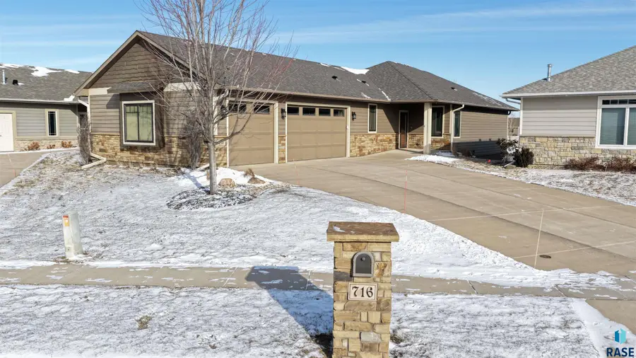 716 E Shadow Creek Ln, Sioux Falls, SD 57108 - #2