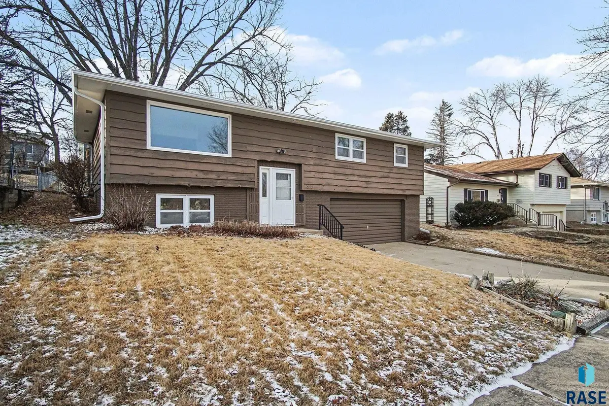 2021 S Hawthorne Ave, Sioux Falls, SD 57105 - #1
