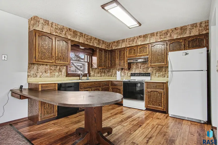 2021 S Hawthorne Ave, Sioux Falls, SD 57105 - #2