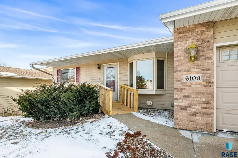 6109 W 43rd St, Sioux Falls, SD 57106 - #2