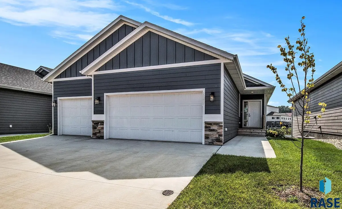 7225 E Waters Edge Pl, Sioux Falls, SD 57110 - #1