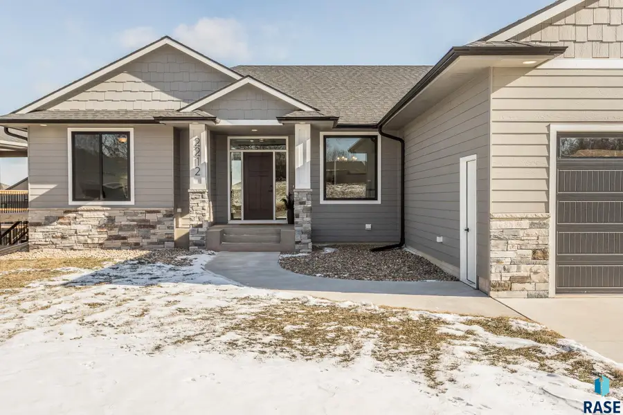 2212 S Saddle Ridge Dr, Sioux Falls, SD 57110 - #2