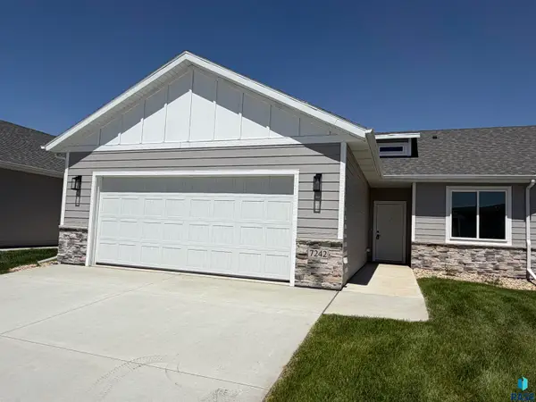 7242 E Waters Edge Pl, Sioux Falls, SD 57110