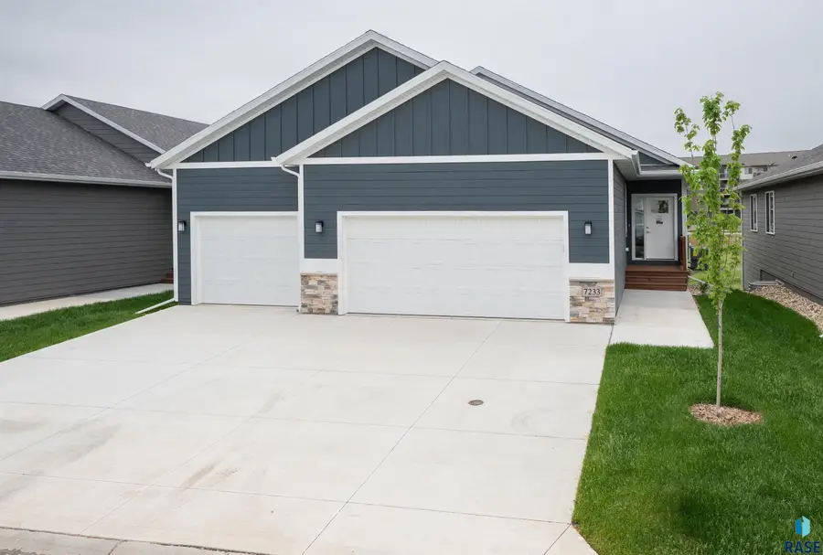 7233 E Waters Edge Pl, Sioux Falls, SD 57110 - #2
