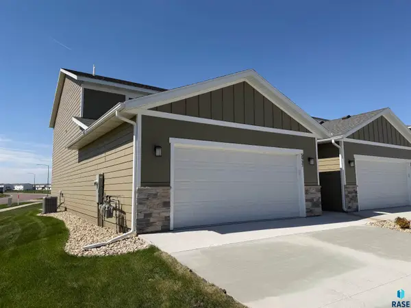 5937 S Whisper Creek Pl, Sioux Falls, SD 57108