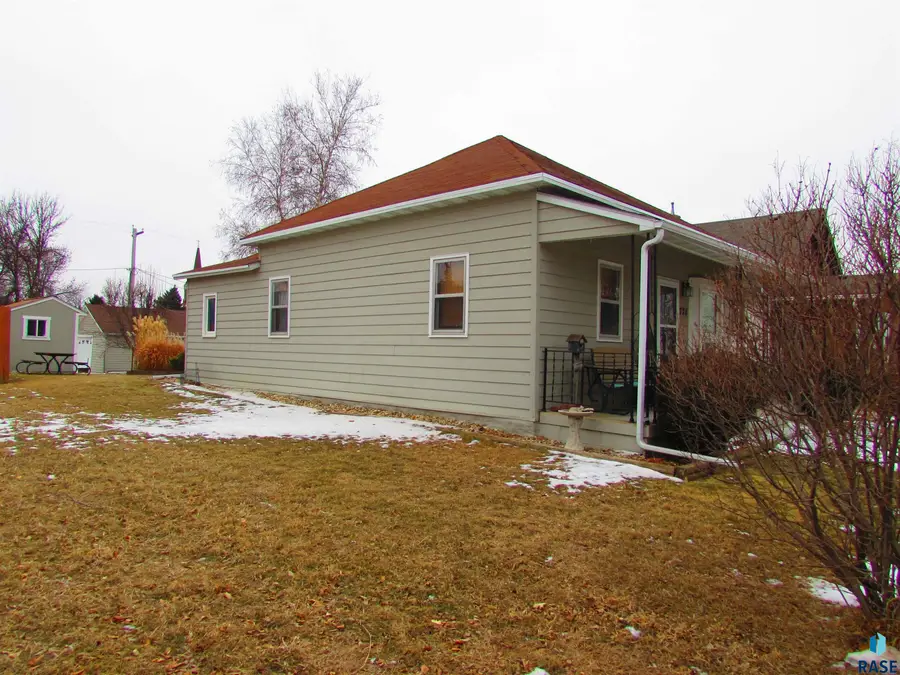 721 4th St, Garretson, SD 57030 - #3