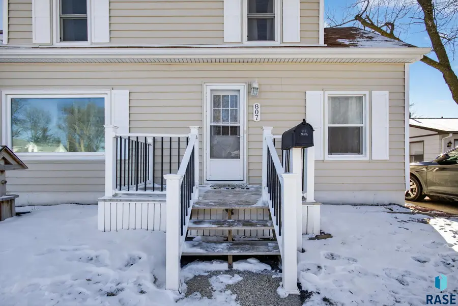 807 E 7th St, Dell Rapids, SD 57022 - #2
