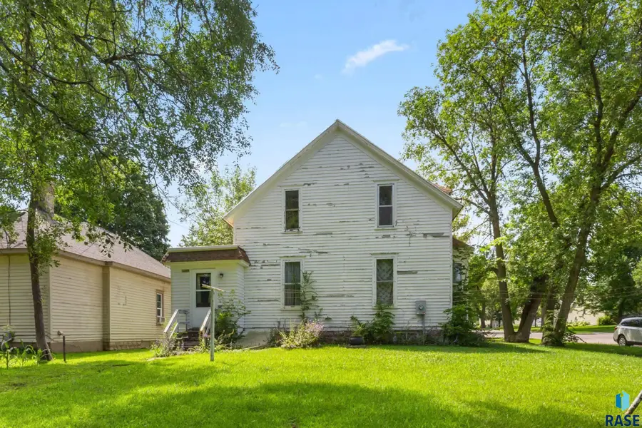 210 W 2nd Ave, Flandreau, SD 57028 - #3