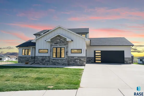 2002 S Meadowview Cir, Sioux Falls, SD 57110