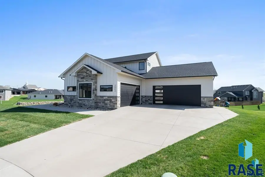 2002 S Meadowview Cir, Sioux Falls, SD 57110 - #3